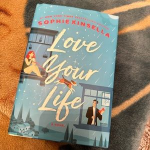 Sophie Kinsella book, pretty good condition, comes with the book cover as well.